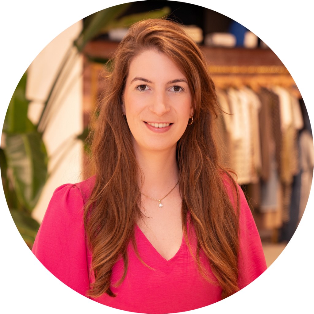 Stefanie van Bolderen, Financial Controller, lachende portretfoto in de showroom