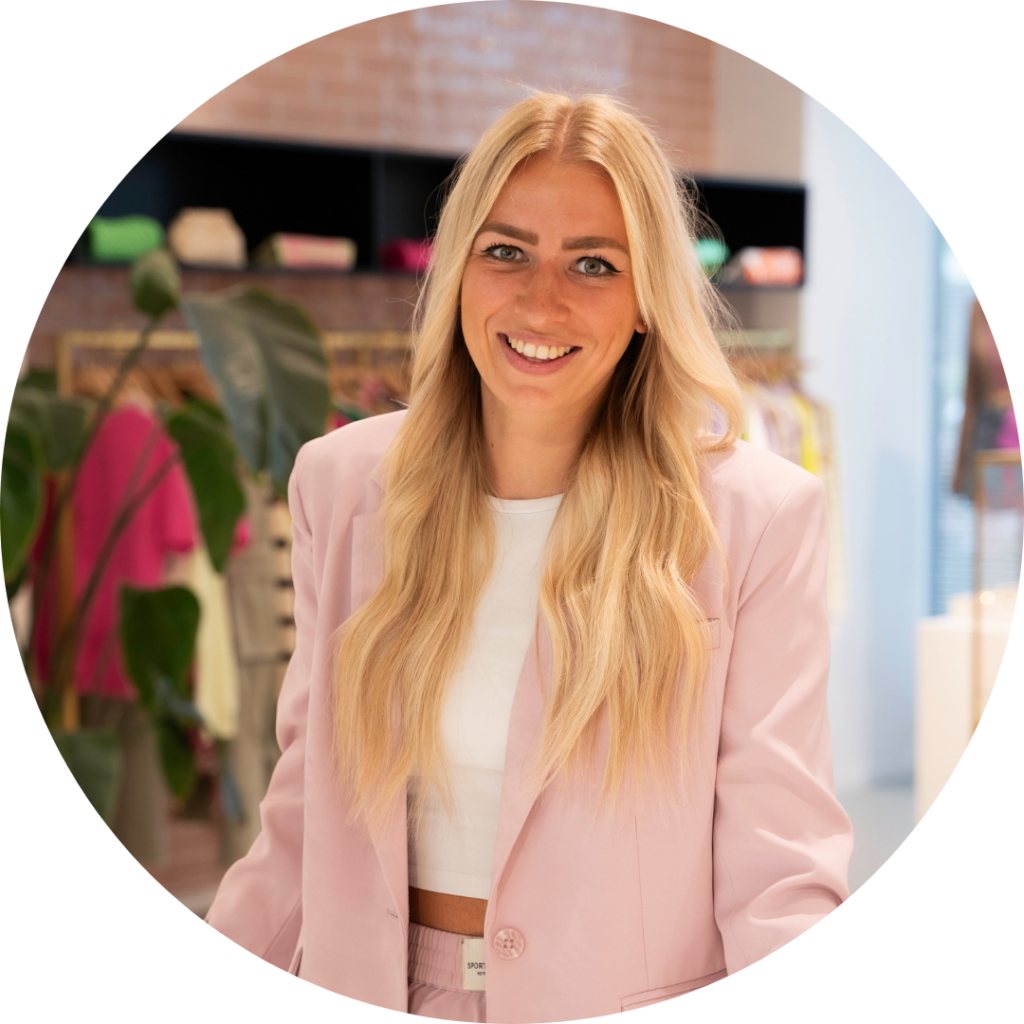 Yoni van Heeswijk, Financiële Administratie Specialist, lachende portretfoto in de showroom