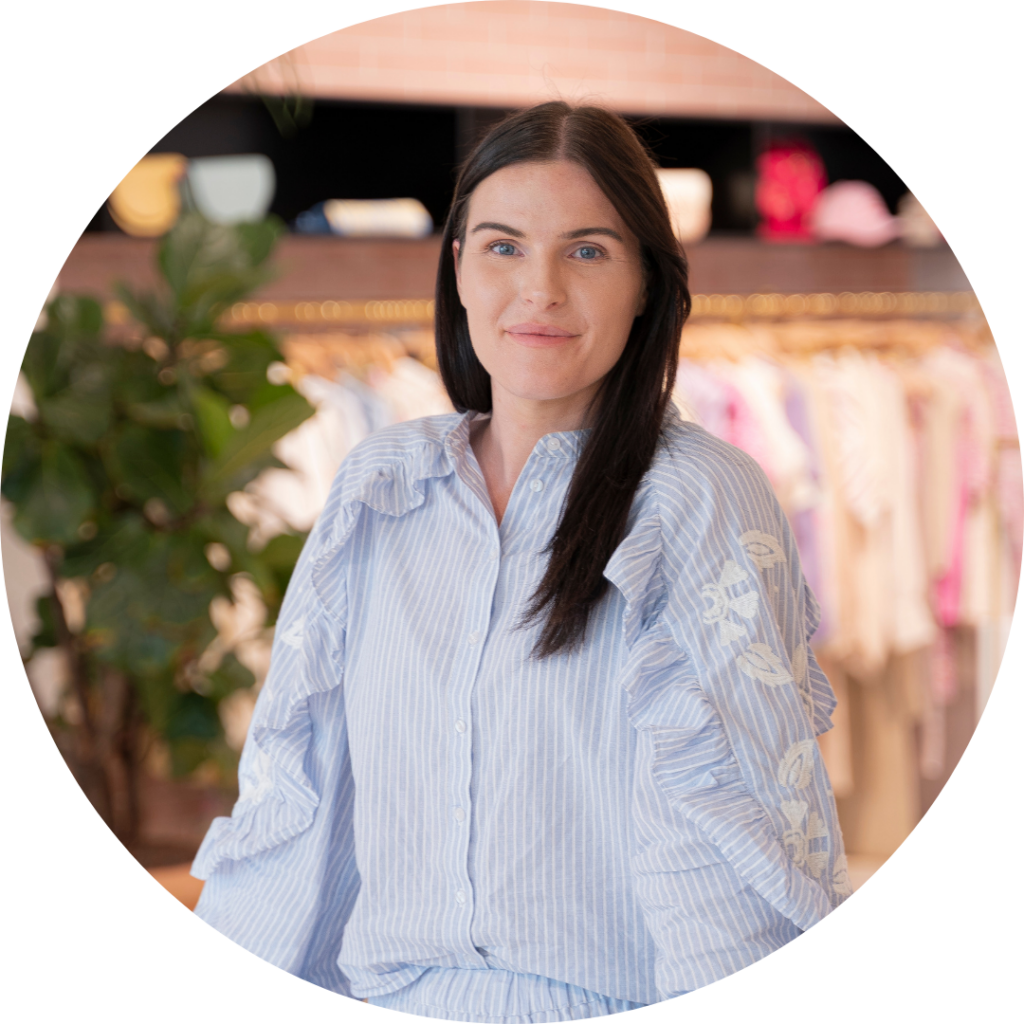 Mariska van Steenbergen, Medewerker Financiële Administratie, lachende portretfoto in de showroom