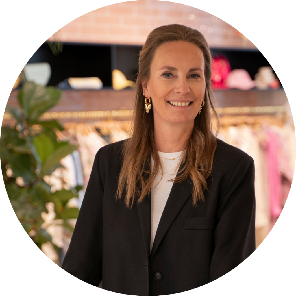 Kathleen van den Meersche, HR-Adviseur België & Frankrijk, lachende portretfoto in de showroom
