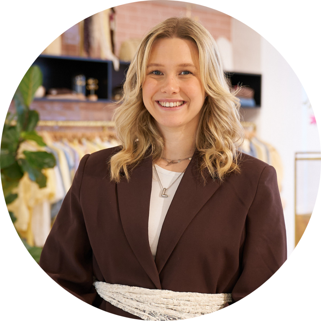 Leah Beier Pamukcu, HR-Adviseur Duitsland, lachende portretfoto in de showroom