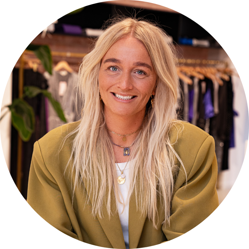 Christa Rozeboom, HR-Adviseur Retail, lachende portretfoto in de showroom