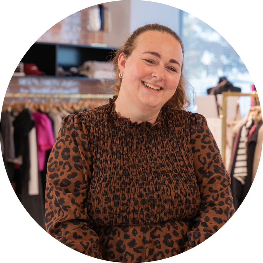 Rebecca Wolt, Salarisadministrateur en HR-Administratie, lachende portretfoto in de showroom