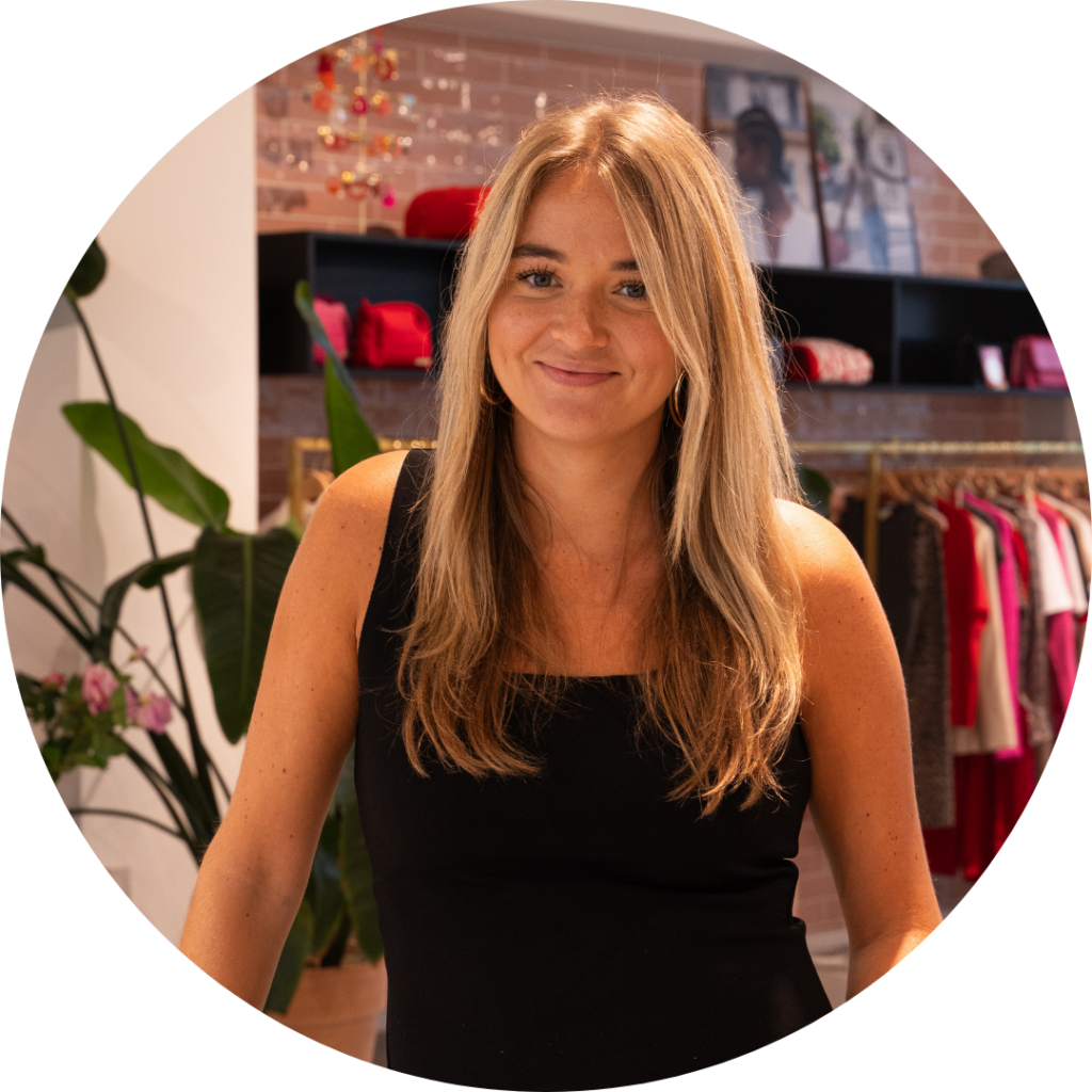 Britt Snoeren, HR-Adviseur Hoofdkantoor, lachende portretfoto in de showroom
