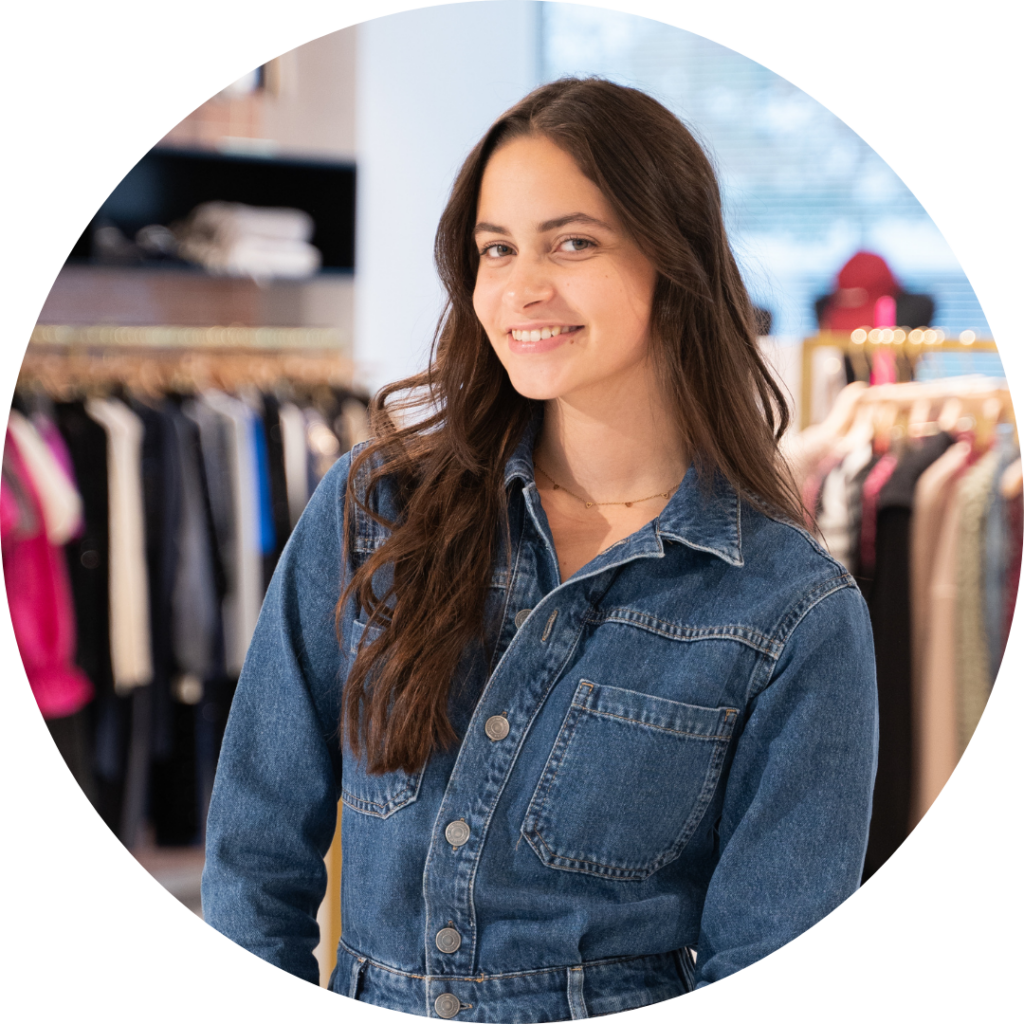 Anne van den Hurk, HR-Medewerker, lachende portretfoto in de showroom