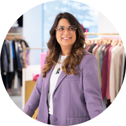 Jill Abhelakh, Learning & Development Adviseur, lachende portretfoto in de showroom