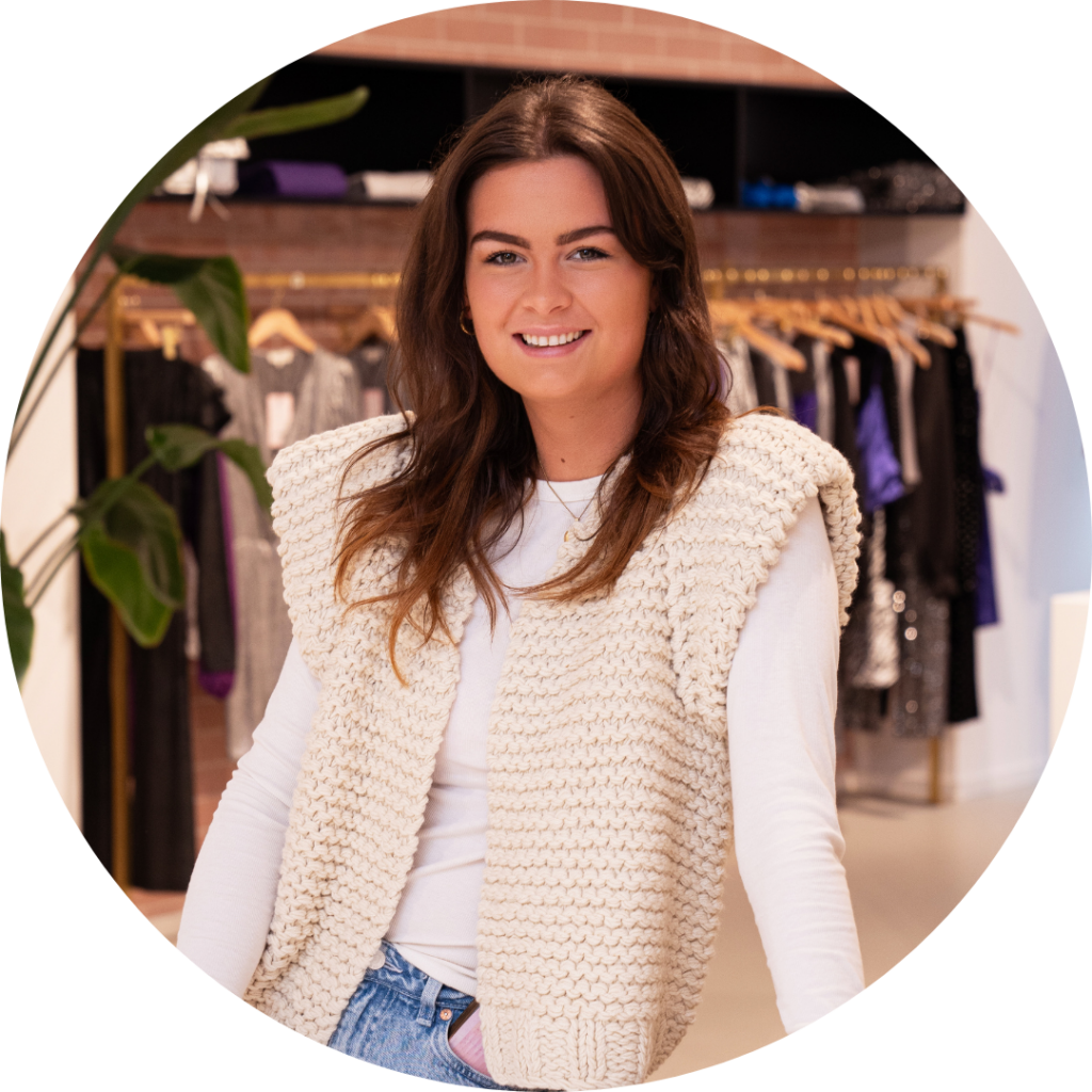 Amber van Bodegraven, HR-Adviseur My Warehouse, lachende portretfoto in de showroom