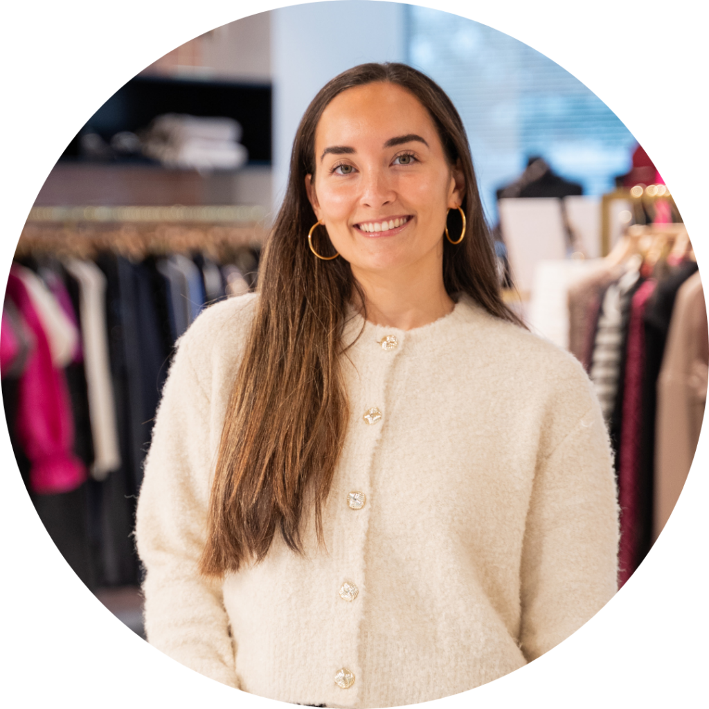 Anna van Dalsum, Influencer Marketeer, lachende portretfoto in de showroom