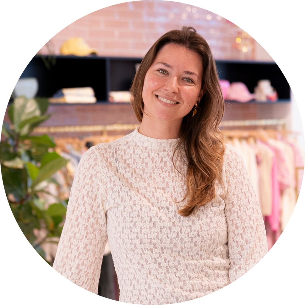 Lisanne Vuik, PR & Influencer Coördinator, lachende portretfoto in de showroom