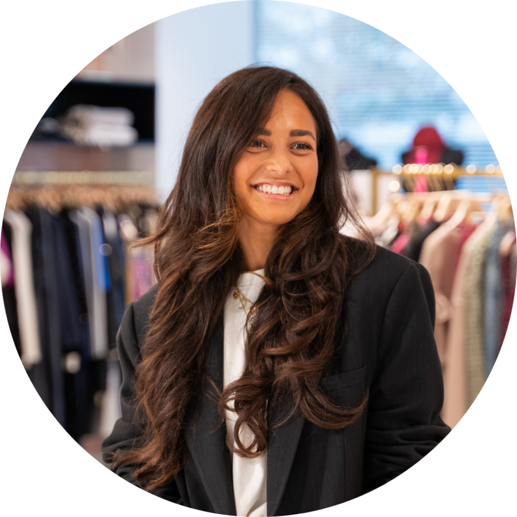 Yazz Djorai, Influencer Marketeer, lachende portretfoto in de showroom