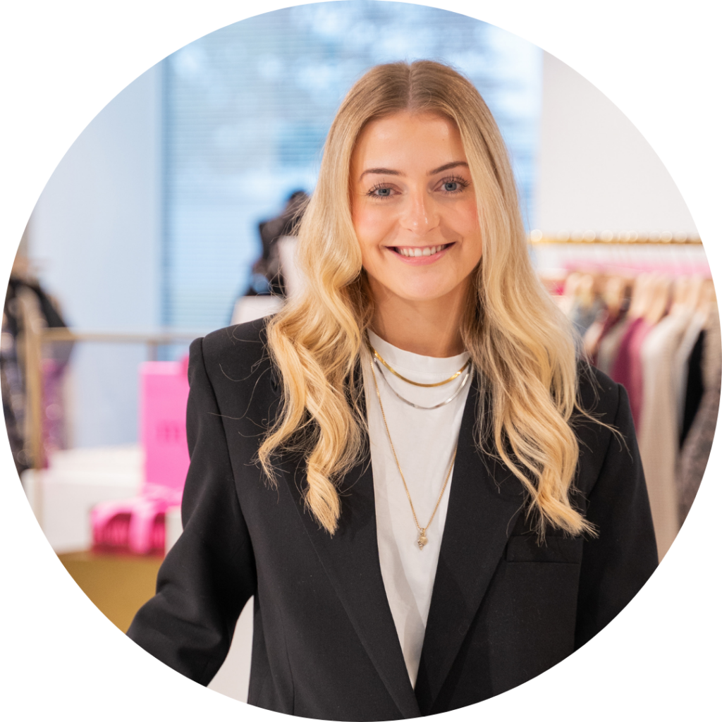 Antonia Schultz, Influencer Marketeer Duitsland, lachende portretfoto in de showroom