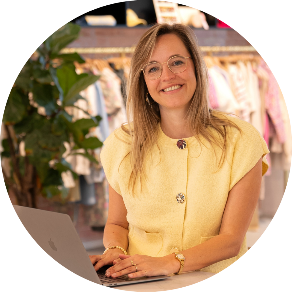 Franca van Weert, Inkoop Coördinator, lachende portretfoto in de showroom