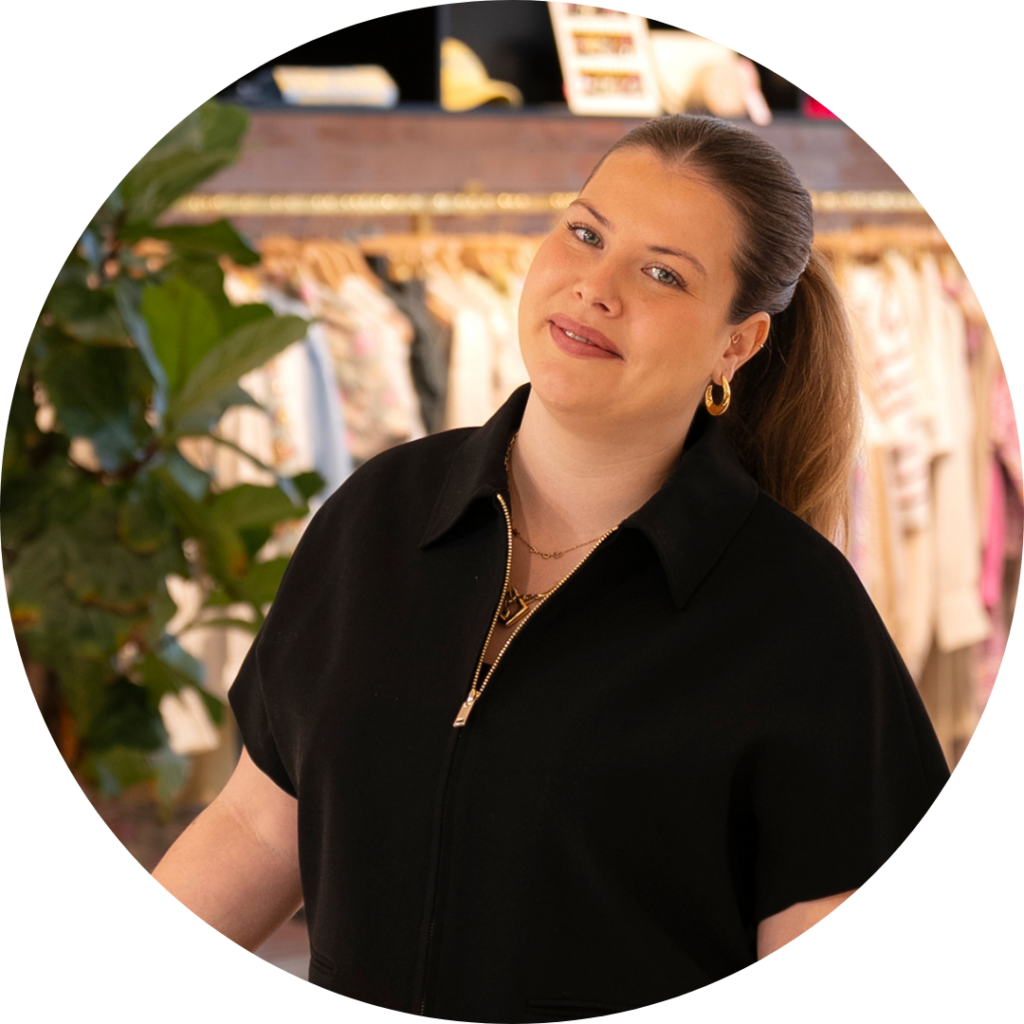 Babette Essers, Inkoper, lachende portretfoto in de showroom