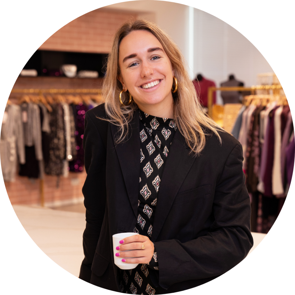Eline Bielschowsky, Inkoper, lachende portretfoto in de showroom