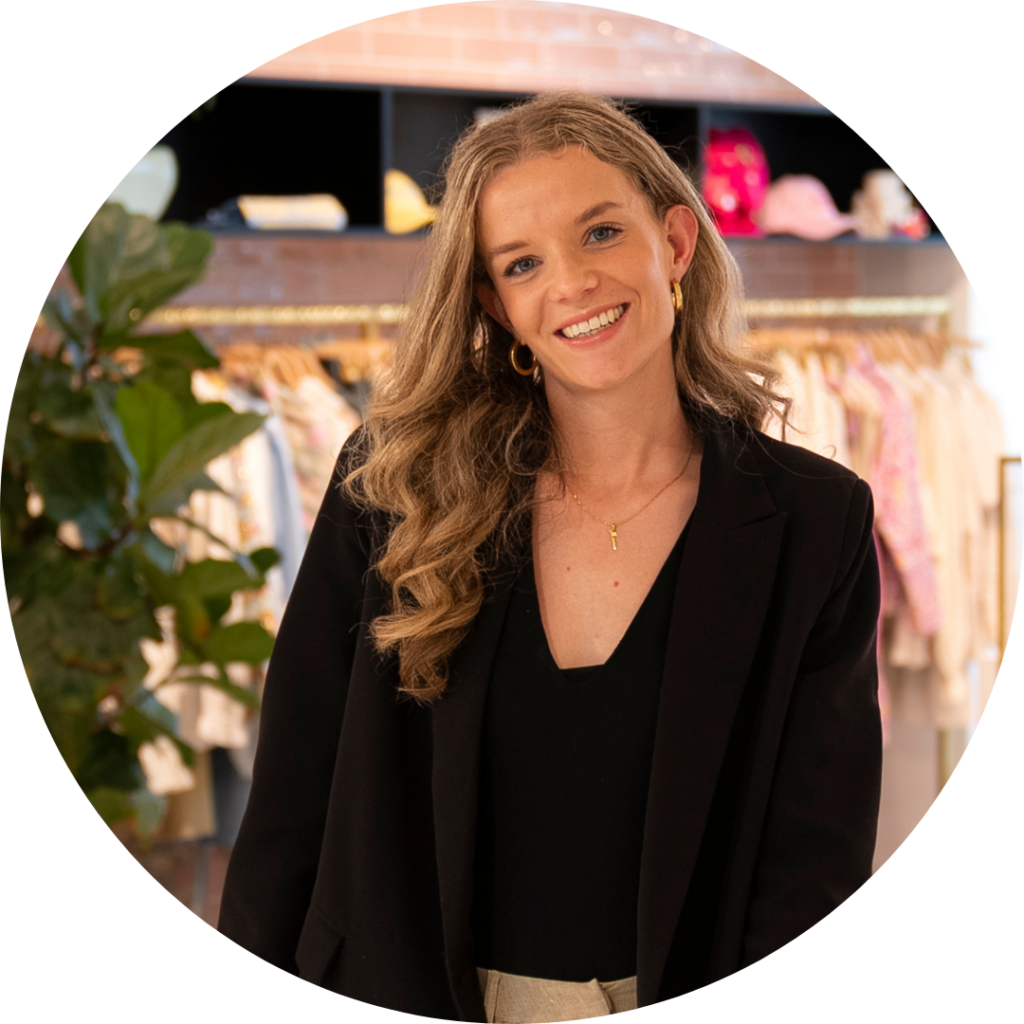 Jelijn de Jong, Product Design Specialist, lachende portretfoto in de showroom