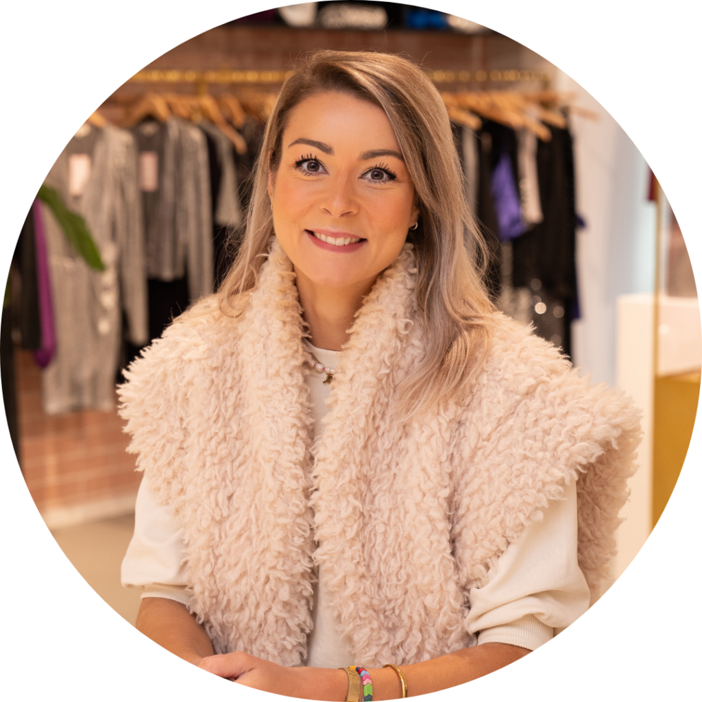 Marjolein Sommerdijk, Product Design Specialist, lachende portretfoto in de showroom