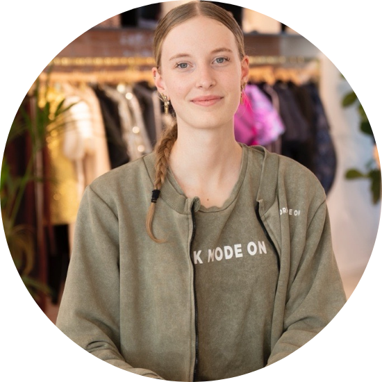 Iris van der Zanden, Voorvrouw, lachende portretfoto in de showroom