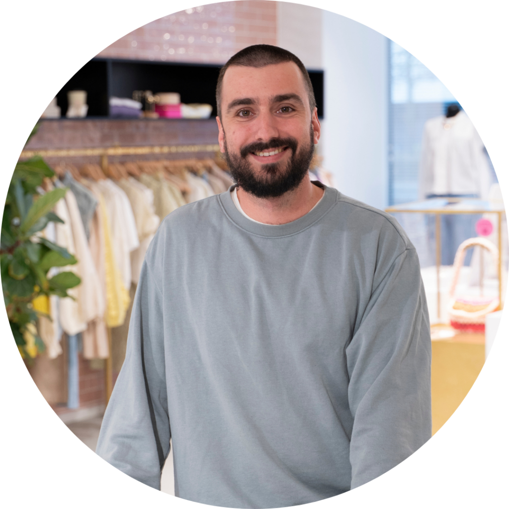 Roel van Hinthum, Marketing Technology Specialist, lachende portretfoto in de showroom