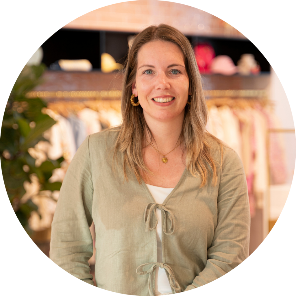 Carlijne Schreuders, Team Lead Online Customer Experience, lachende portretfoto in de showroom