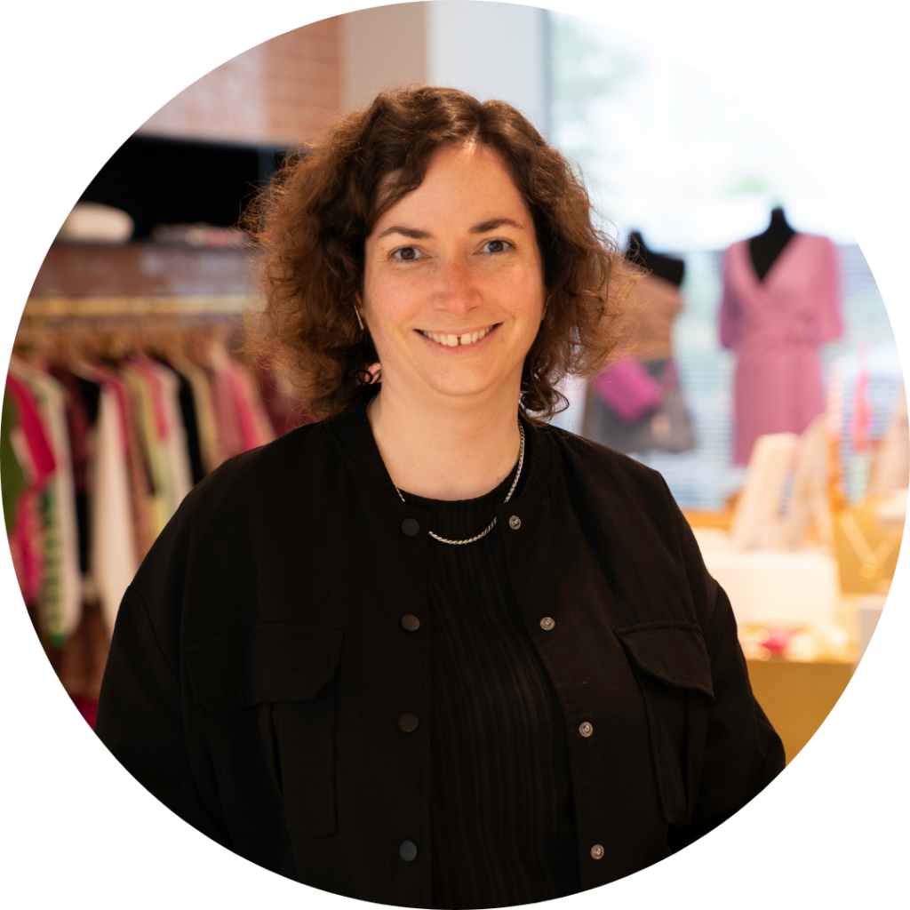 Xeï Hulshoff, CRO Specialist, lachende portretfoto in de showroom