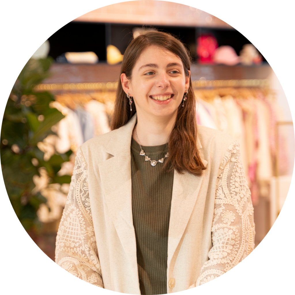 Demi van de Pol, CRO Specialist, lachende portretfoto in de showroom