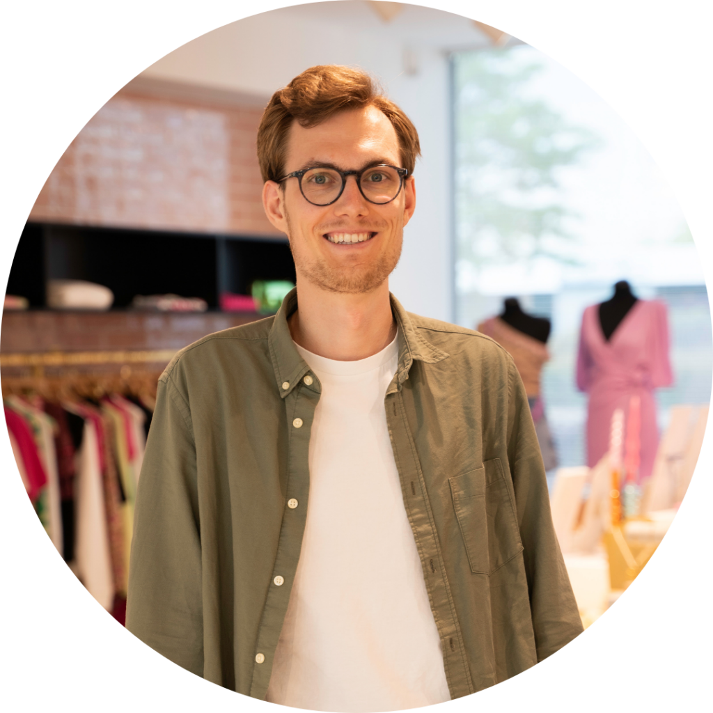 Bas de Kok, UX Designer & Researcher, lachende portretfoto in de showroom