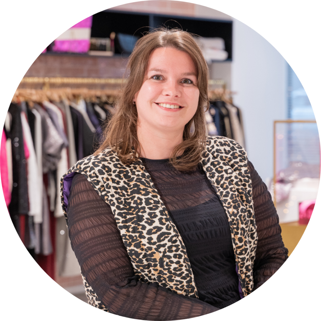 Daborah Damen-Pulles, UX Designer & Researcher, lachende portretfoto in de showroom