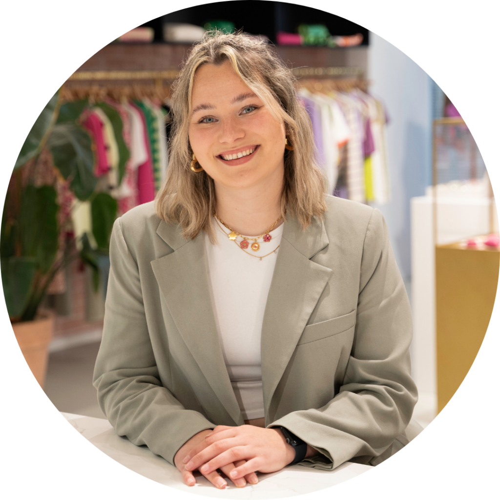 Anouk van Raay, Customer Experience Specialist, lachende portretfoto in de showroom