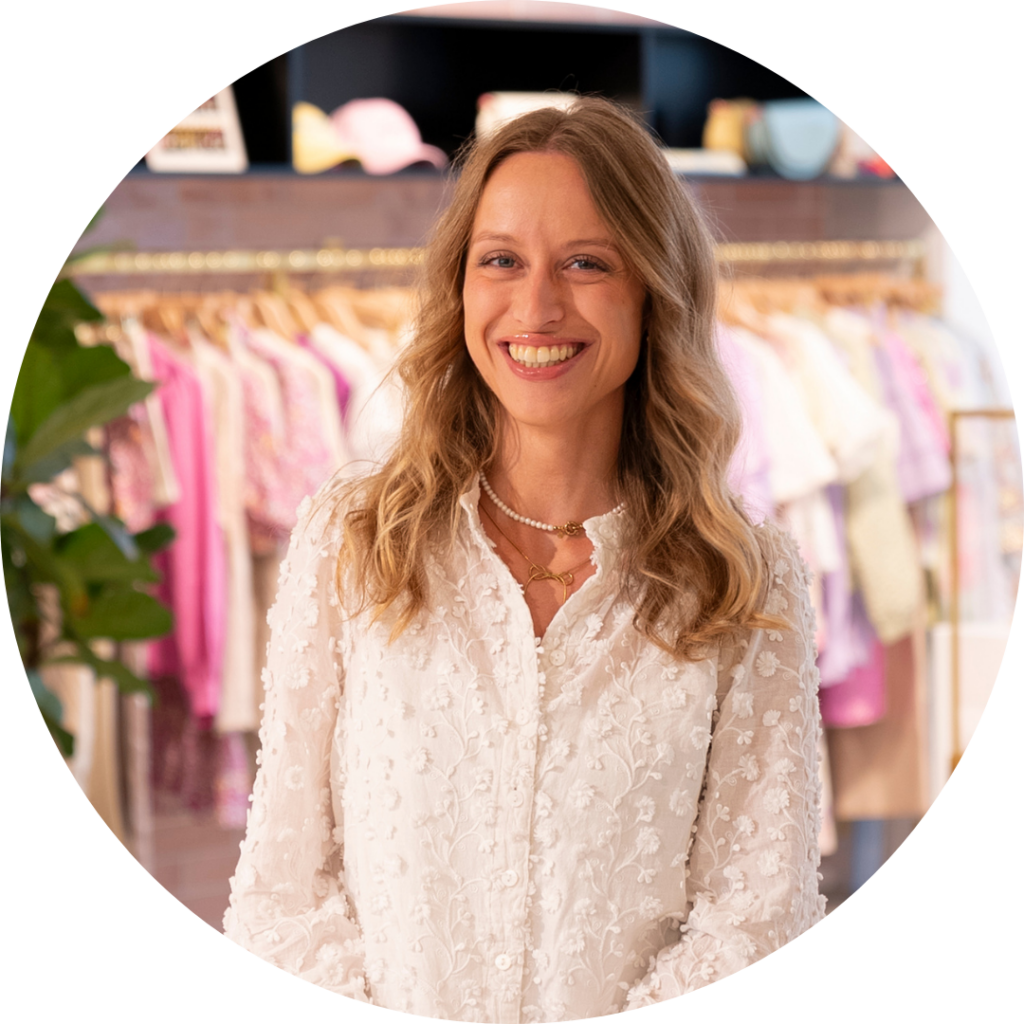 E-commerce Lead duitsland, Katharina Heilen, lachende portretfoto in de showroom