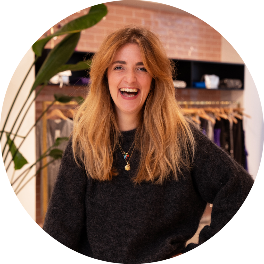 Claudia Brok, Branding Coördinator, lachende portretfoto in de showroom