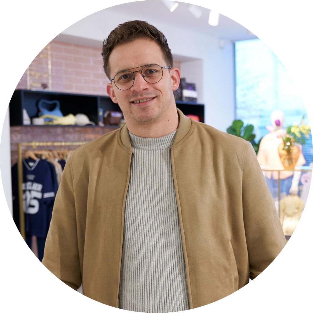Michael-Angelo de Leijer, Teamleider, lachende portretfoto in de showroom
