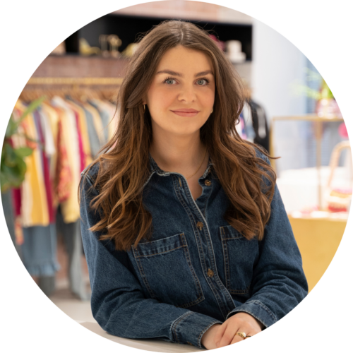Lenneke Langenhuijzen, Recruiter Hoofdkantoor, lachende portretfoto in de showroom