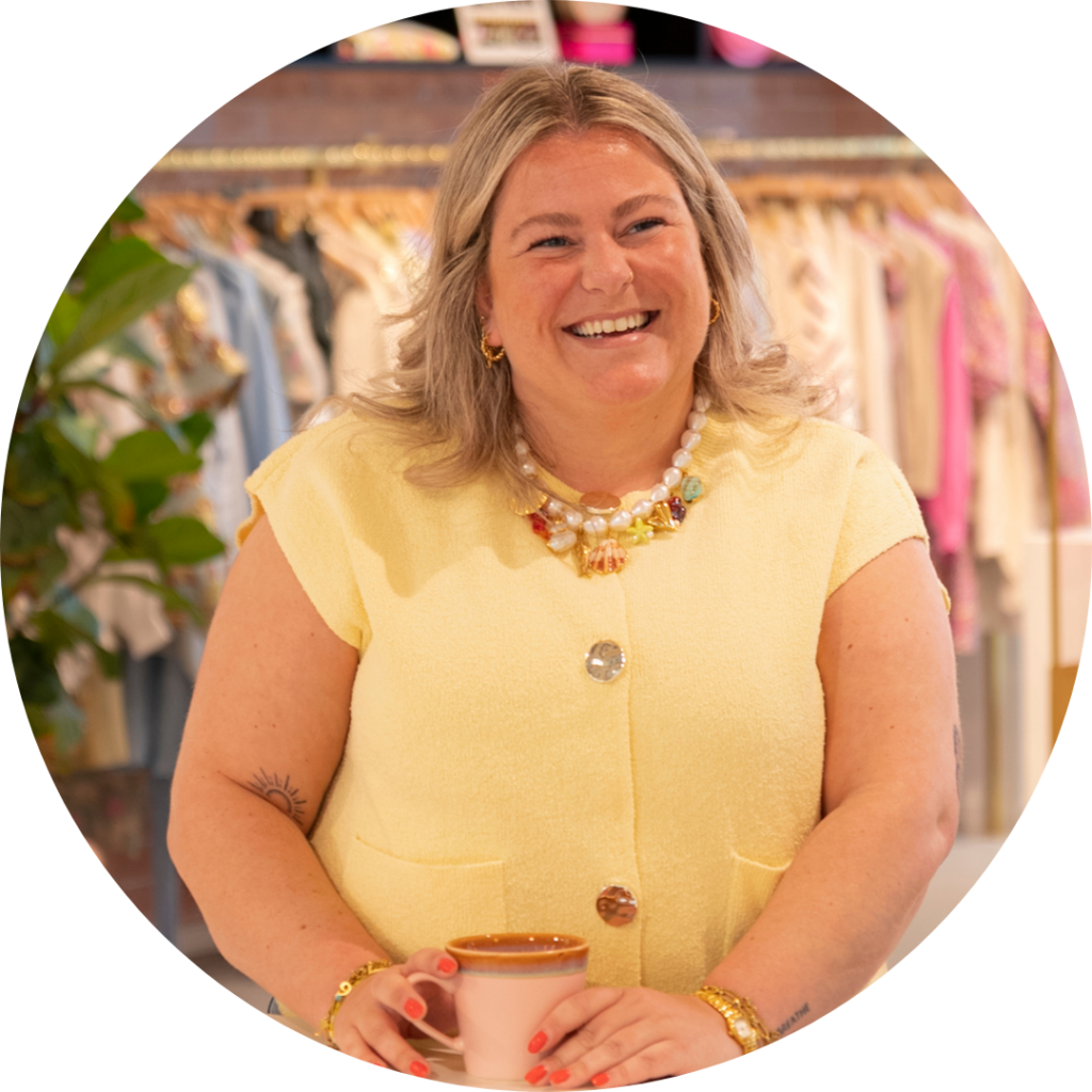 Iris Krijnen, Design Specialist, lachende portretfoto in de showroom