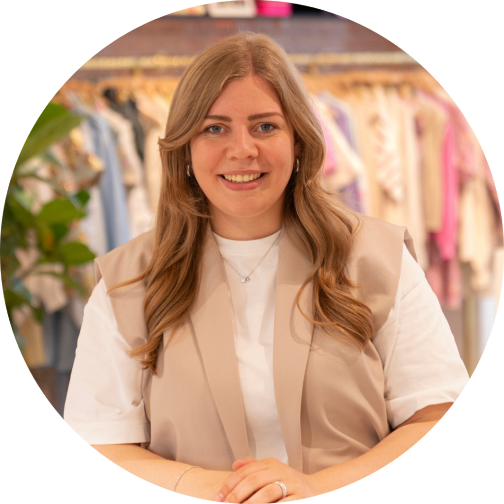 Willemijn Benders, Quality Control & Maatvoering Specialist, lachende portretfoto in de showroom