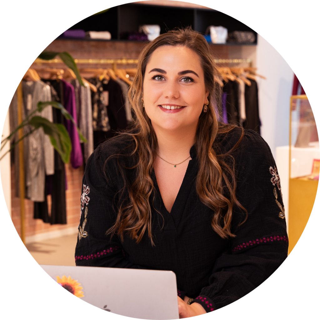 Content Coordinator, Amber Janssen, lachende portretfoto in de showroom