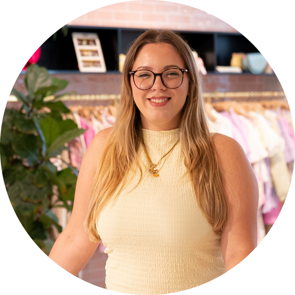 Arberesha Nuredini, Content Marketeer Duitsland, lachende portretfoto in de showroom