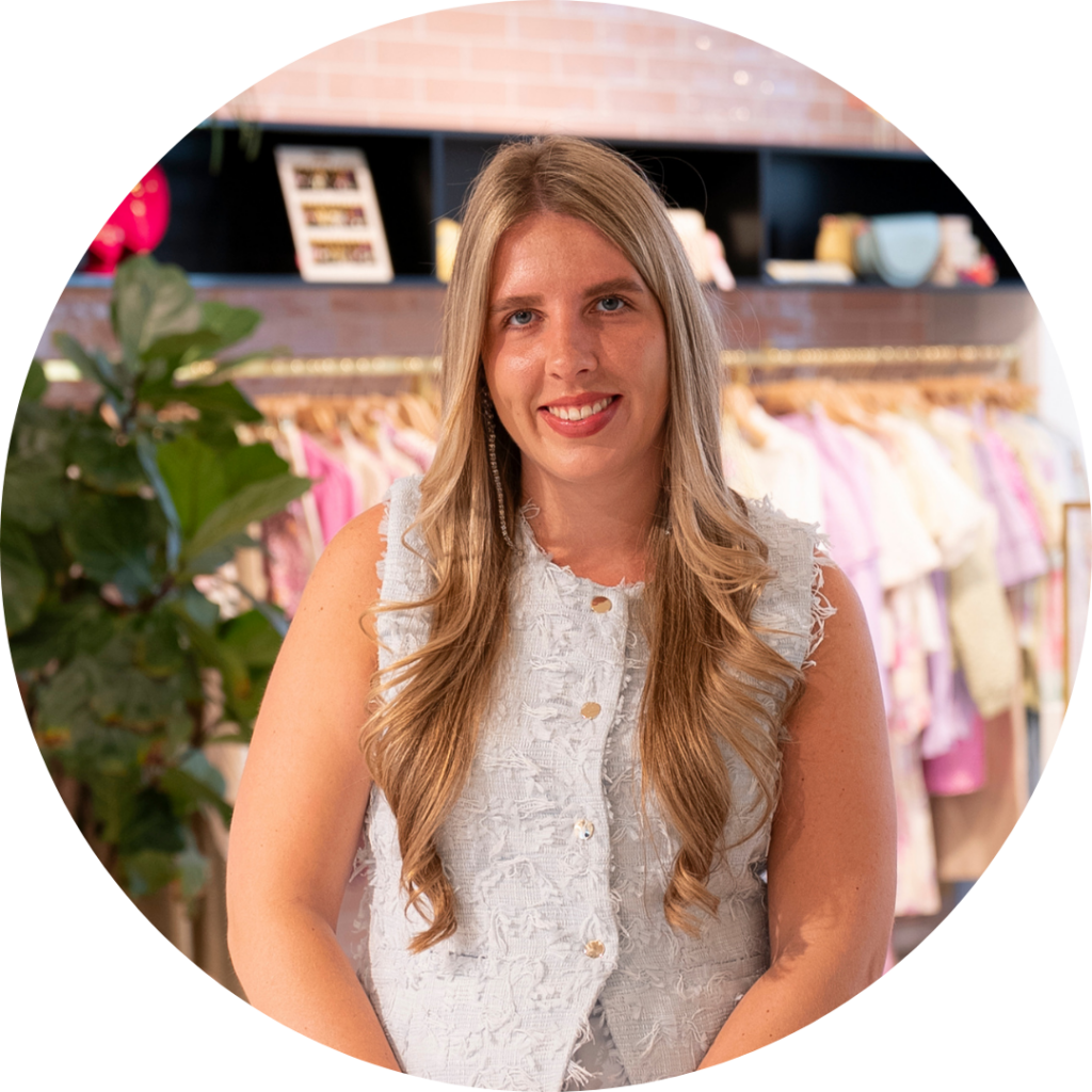Content Operations Specialist, Zoe Mattens, lachende portretfoto in de showroom