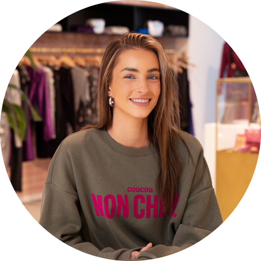 Kelly Adriaansen, Graphic Designer, lachende portretfoto in de showroom