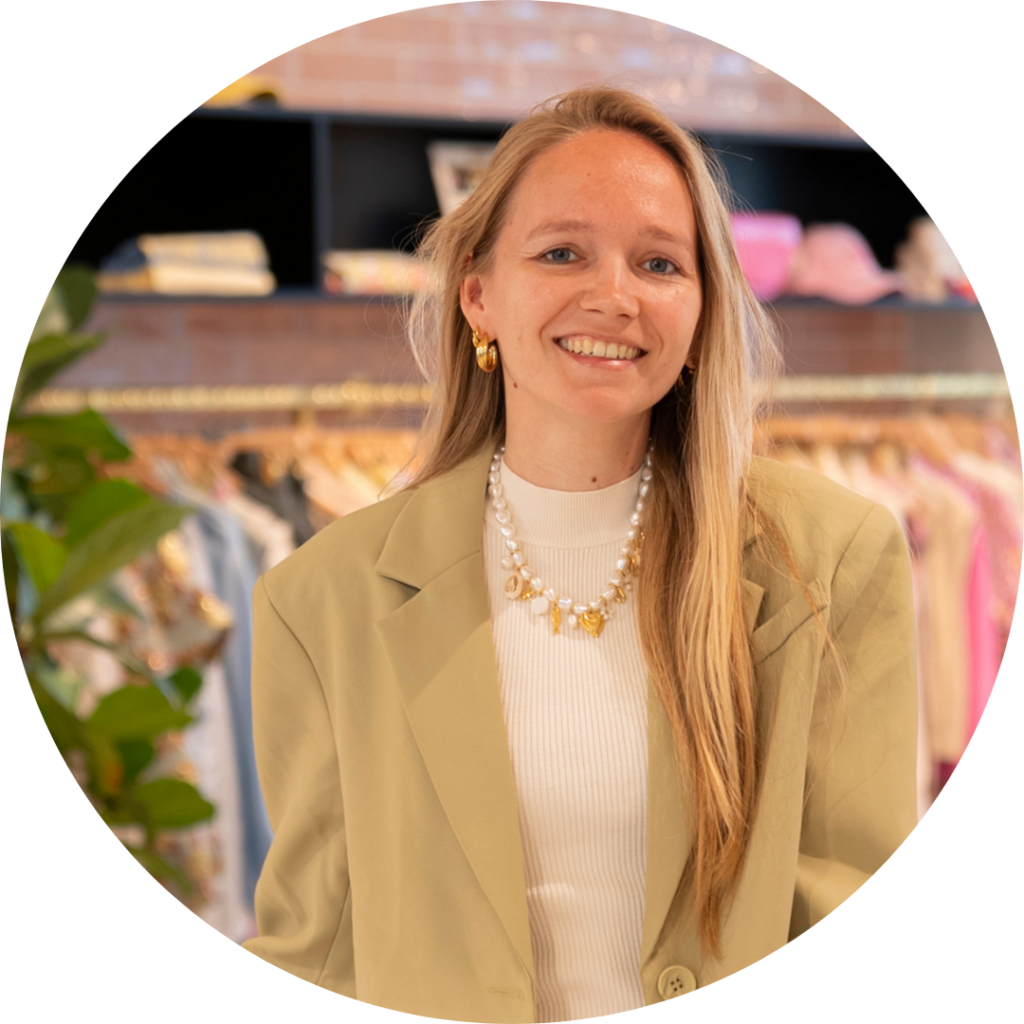 Michèlle Drent, Design Specialist, lachende portretfoto in de showroom