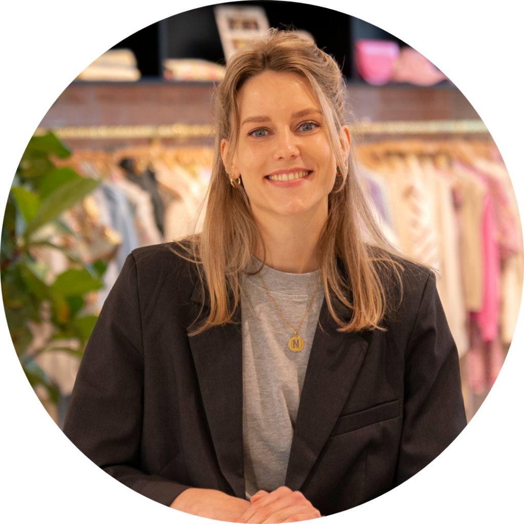 Nikki Verhoeven, Inkoop Coördinator, lachende portretfoto in de showroom