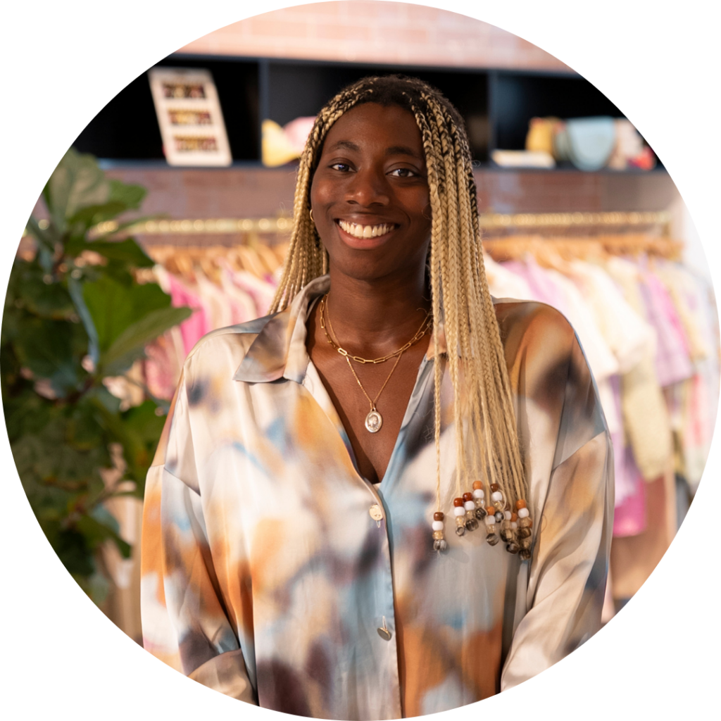 Ynés Dovonou, Content Marketeer Frankrijk, lachende portretfoto in de showroom