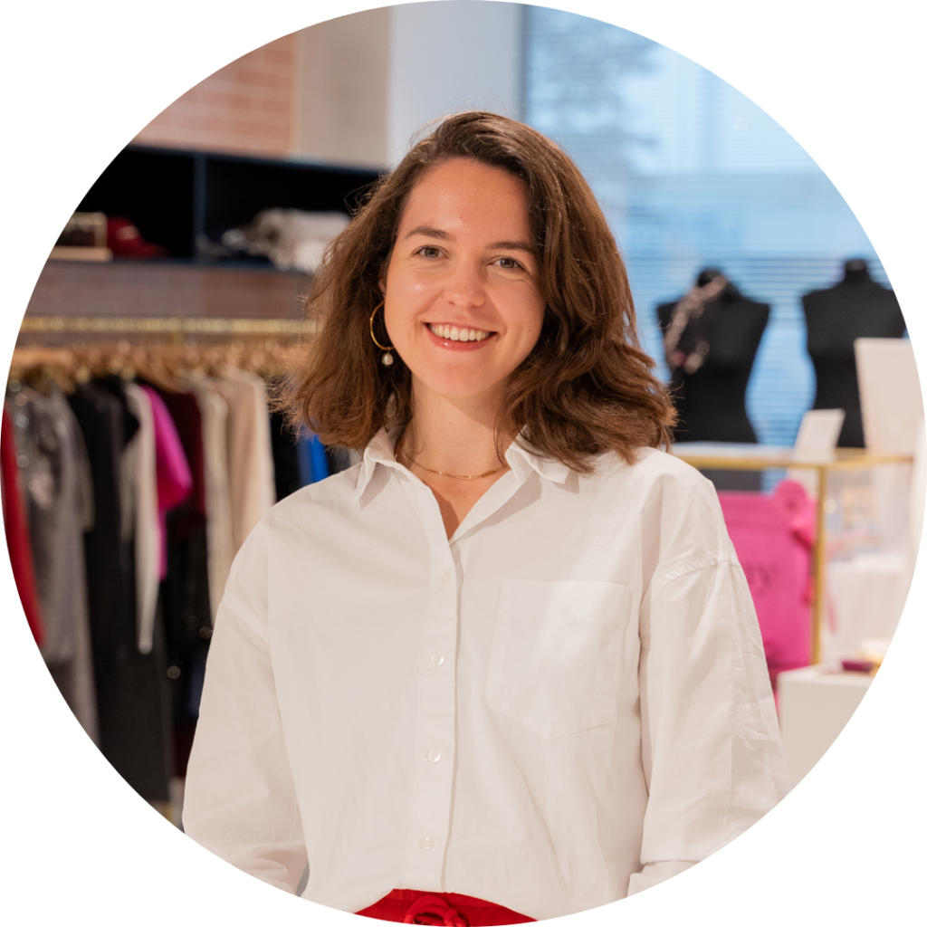 Content Coordinator, Amber Janssen, lachende portretfoto in de showroom