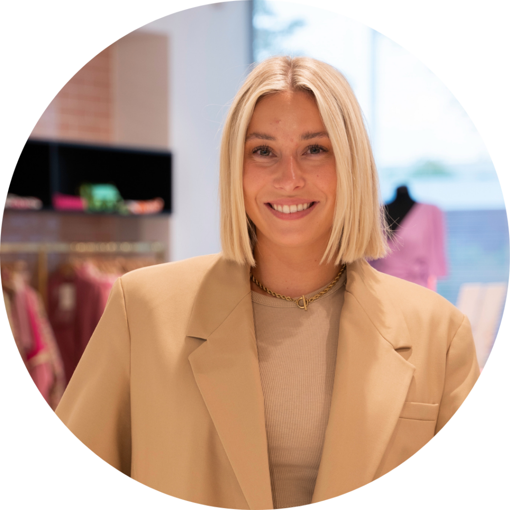 Fleur Cuppen, Graphic Designer, lachende portretfoto in de showroom