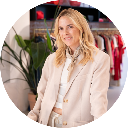 Puck van Rijn, Recruiter Retail, lachende portretfoto in de showroom