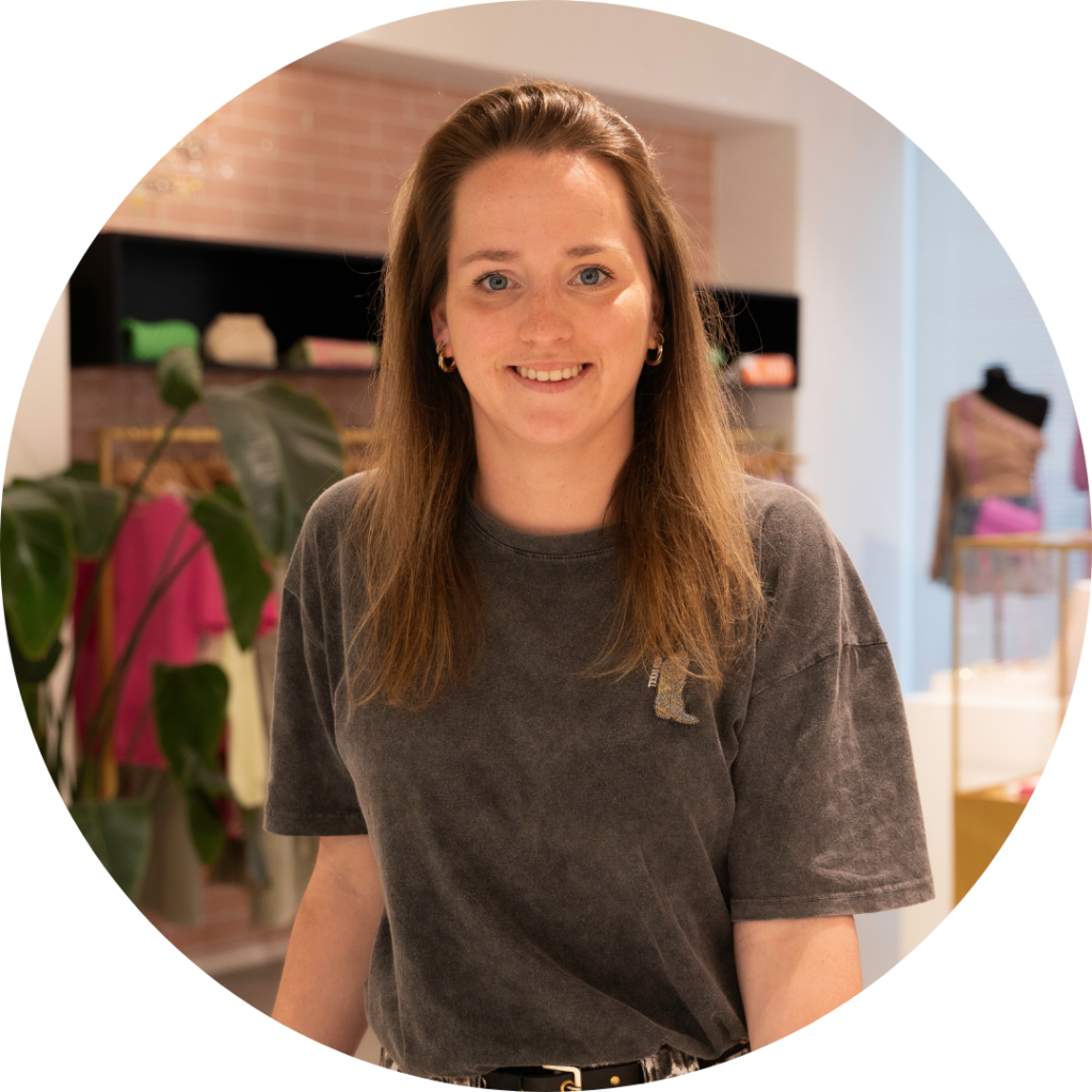 Jeanine Kocken, Inkoper, lachende portretfoto in de showroom