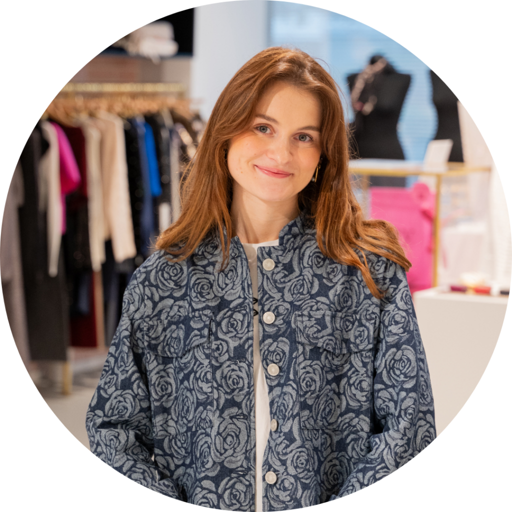 Sacha Seurynck, Copywriter Frankrijk, lachende portretfoto in de showroom