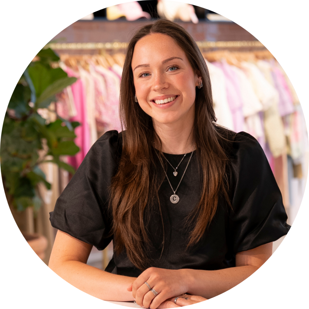 Junior SEO Specialist, Charmaine Vugts, lachende portretfoto in de showroom