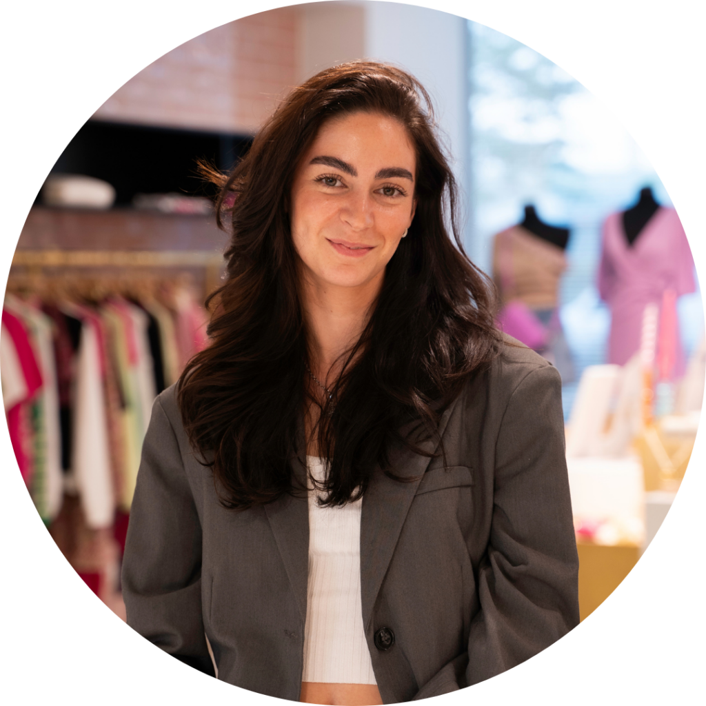 Pleun van Cuijk, Graphic Designer, lachende portretfoto in de showroom