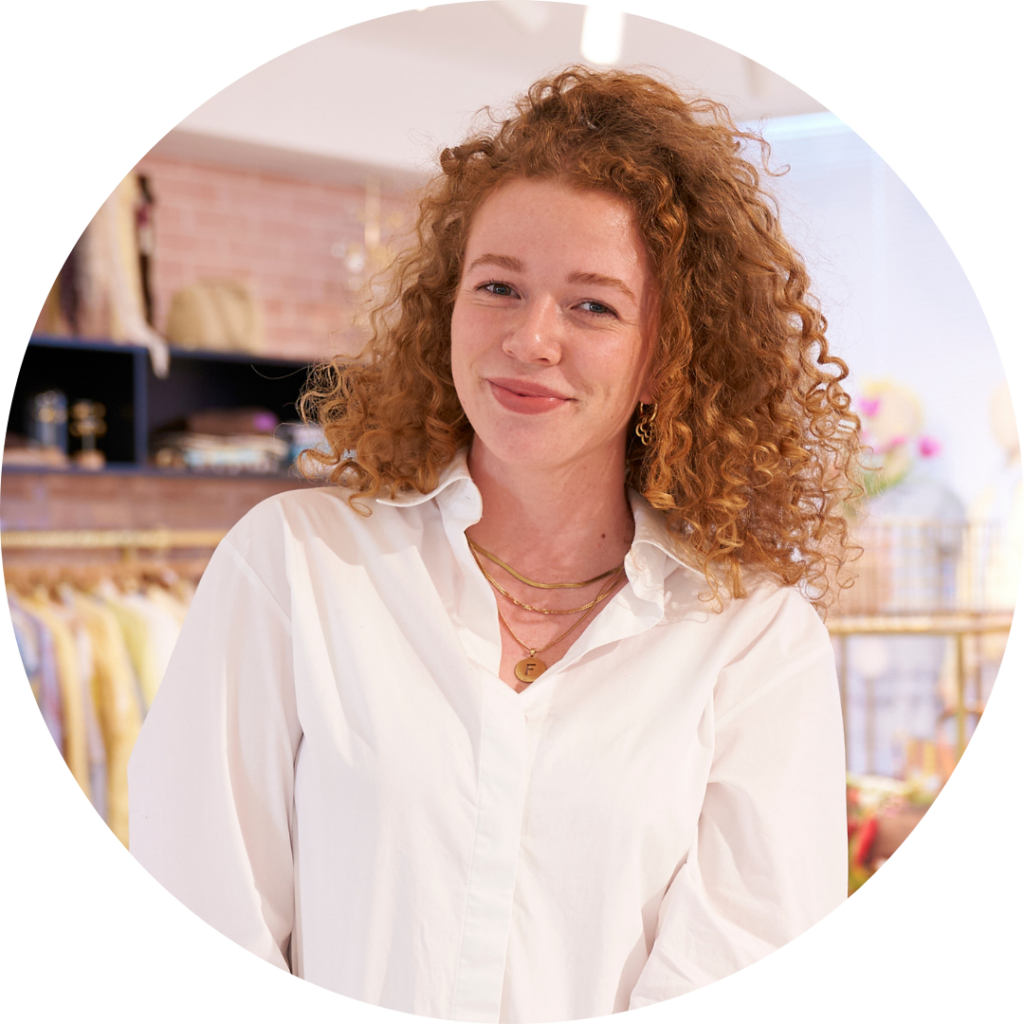 Famke van Rennes, Recruiter Retail, lachende portretfoto in de showroom
