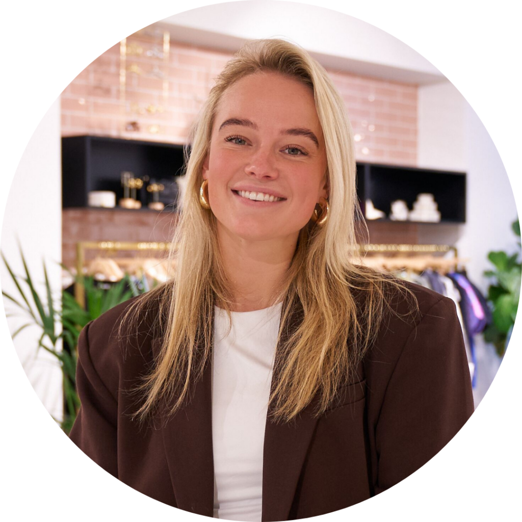 Manouk Remans, Warehouse Planner, lachende portretfoto in de showroom